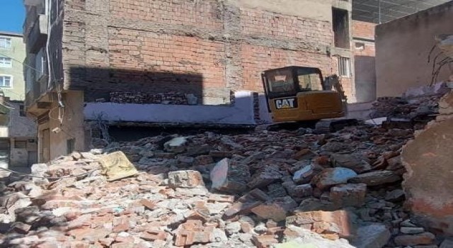 Bağlarda zehir tacirlerinin mesken edindiği yapılar ortadan kaldırılıyor
