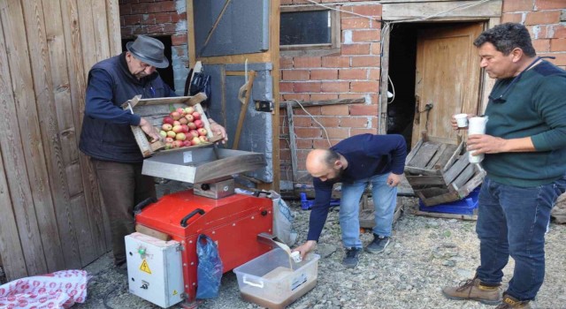 Bahçelerde yere düşen meyveleri değerlendirmek için köy köy geziyor