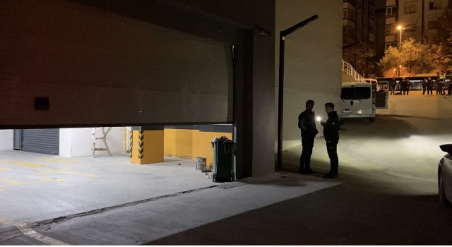 Bahçelievlerde marketin deposunu soymaya çalışan hırsızları polis ekipleri suçüstü yakaladı