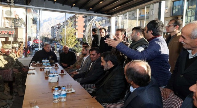 Bakan Akar Hakkaride esnafı ziyaret etti