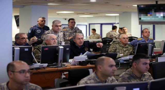 Bakan Akar, “Pençe-Kılıç Hava Harekatı”nı Hava Kuvvetleri Harekat Merkezinden sevk ve idare etti