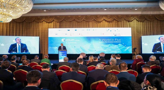 Bakan Çavuşoğlu: “Savaş varken de diplomasi devam ettirilebilir”