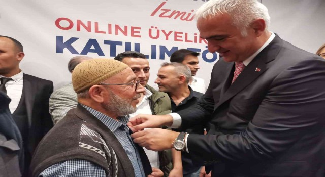Bakan Ersoy, İzmirde AK Partiye katılanlara rozet taktı