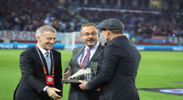 Bakan Kasapoğlu, Abdullah Avcıya plaket verdi
