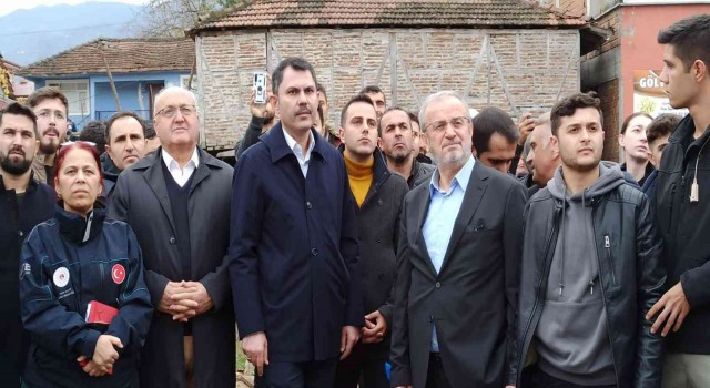Bakan Murat Kurum, depremde hasar gören binanın yıkım çalışmasına katıldı