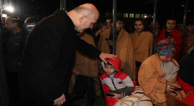 Bakan Soylu deprem bölgesinde: Biraz sonra elektrik ile ilgili herhangi bir kesinti söz konusu olmayacak