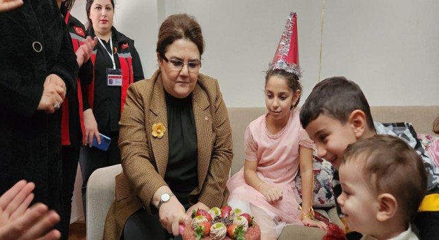 Bakan Yanıktan Taksimdeki patlamada yaralanan minik Sevdeye doğum günü sürprizi
