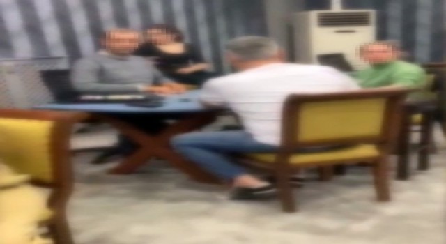 Bakırköyde kumar oynatılan iş yerine polis baskını