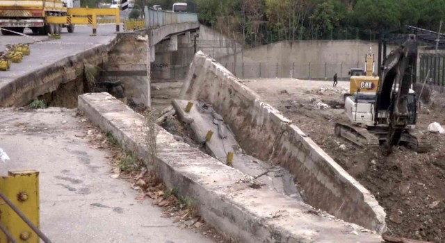 Bakırköyde pazar yeri inşaatında istinat duvarı çöktü
