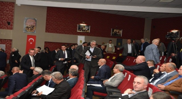 Balıkesirde muhalefet meclisi terk etti