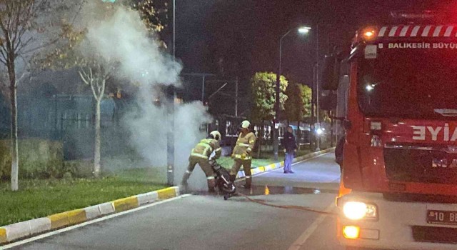 Balıkesirde yanan motoru itfaiye ekipleri söndürdü
