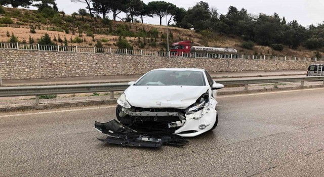 Bandırmada yağış sebebiyle kayan araç kaza yaptı; 1 kişi yaralı