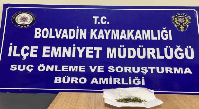 Banka önünde bekleyen şahısta esrar ele geçirildi