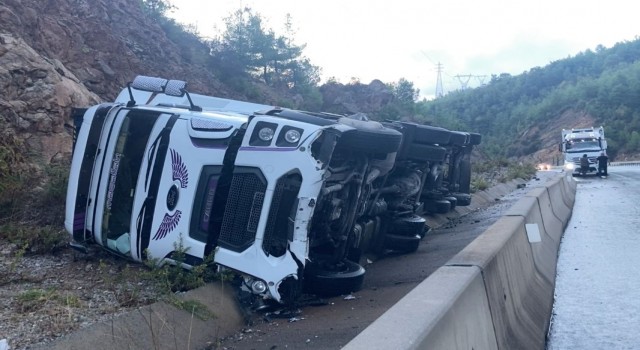 Bariyere çarpan tır şarampole devrildi: 1 yaralı
