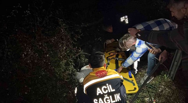 Bariyerlere çarpan otomobilin sürücüsü yol kenarına savruldu, 1i ağır, 3 kişi yaralandı