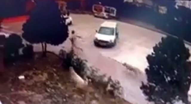 Başakşehirde sokak köpeklerinin bir adamı kovaladığı anlar kamerada
