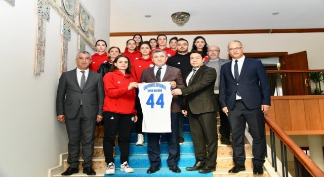 Başarılı voleybolculara tebrik