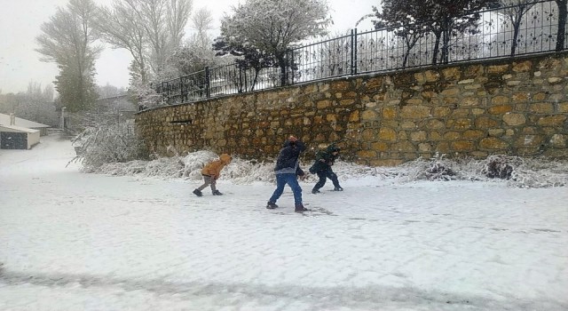 Başkalede kar en çok çocukları sevindirdi