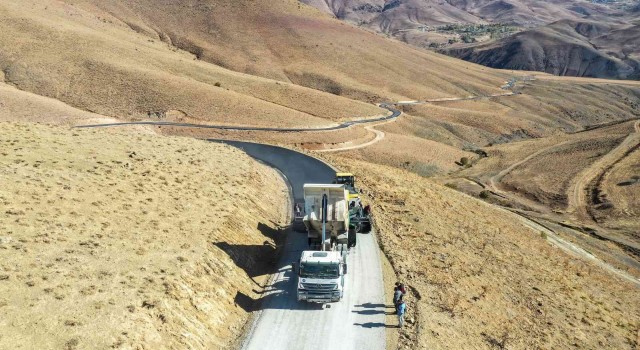 Başkaleye 25 kilometre sıcak asfalt