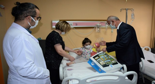 Başkan Akman lösemili çocukları unutmadı