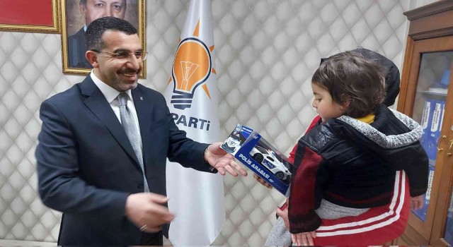Başkan Çalkın, vatandaşlara Karsa yapılan yatırımları anlatıyor