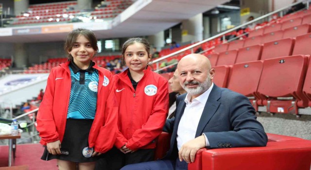 Başkan Çolakbayrakdar, Türkiyenin dört bir yanından gelen sporcuları ziyaret etti