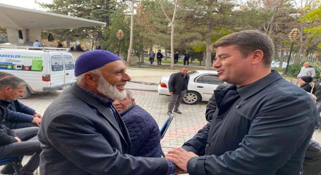 Başkan Dinçer her fırsatta vatandaşlarla ve esnafla bir araya geliyor