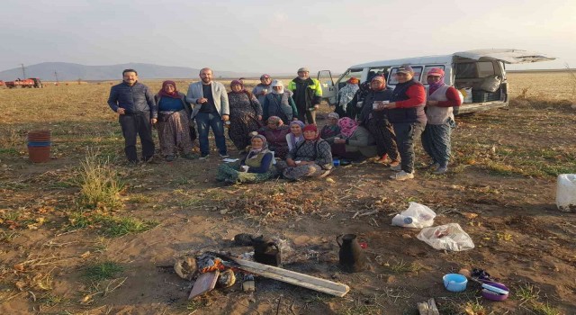 Başkan Erden soğan tarlasında çalışan kadınların sorunlarını dinledi