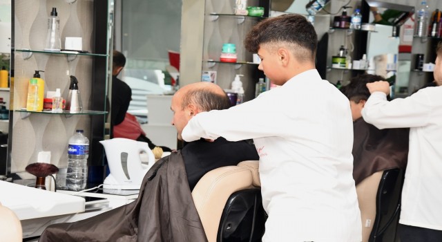 Başkan Oraldan berber çırağına ilk tıraş jesti