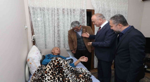 Başkan Özlü hasta ve yaşlıların hayır duası alıyor