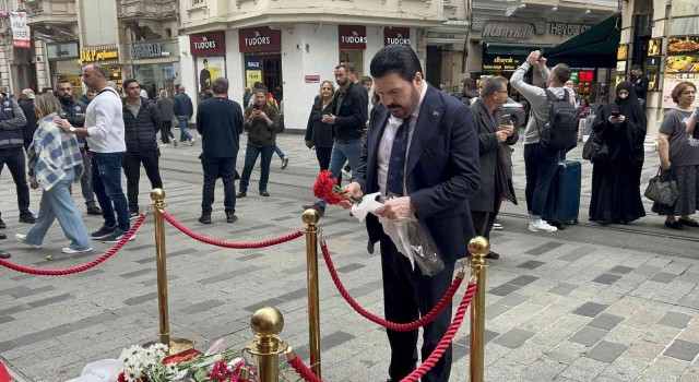 Başkan Sayan, Taksimdeki patlamada hayatını kaybedenler için karanfil bıraktı