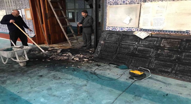 Başkentte bulunan iki cami kundaklandı