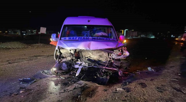 Batmanda araçlar kafa kafaya çarpıştı: 2si ağır 7 yaralı