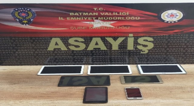 Batmanda cep telefonu dükkanının duvarını delerek hırsızlık yapan şahıs yakalandı