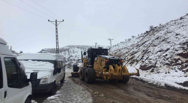 Batmanda etkili olan kar yağışı köy yollarını ulaşıma kapattı