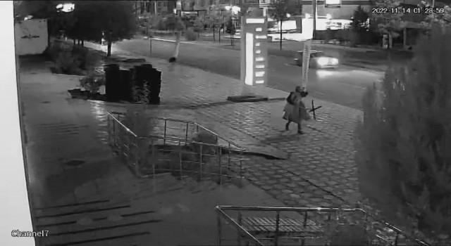 Batmanda hırsızlar aynı caddedeki dükkanlara dadandı: O anlar kamerada