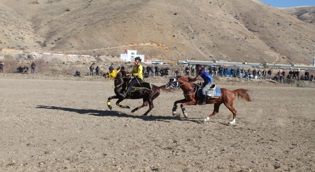 Bayburt ve Erzurum arasında oynanan dostluk maçında ciritçi attan düştü maç kaldığı yerden devam etti