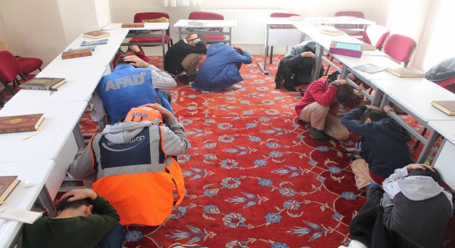 Bayburtta Kuran kurslarında çök- kapan- tutun ve tahliye tatbikatı gerçekleştirildi
