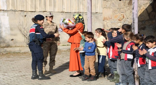 Bayburt'un en uzak köyündeki tek öğretmenine jandarmadan sürpriz