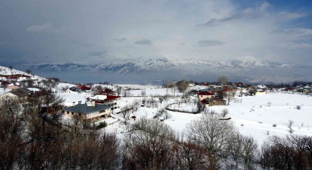 Bayburtun yüksek kesimlerinde kar yağışı etkili oluyor