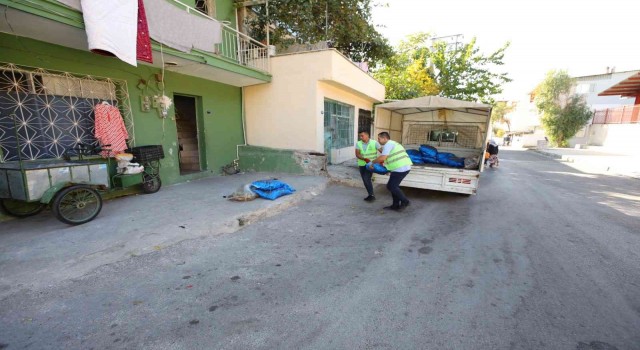 Bayraklıda ihtiyaç sahibi ailelere yakacak desteği