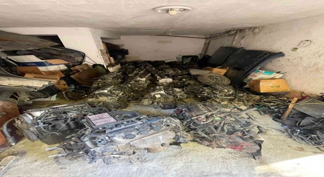 Bayrampaşada kaçakçılık operasyonu: 13 adet araç motoru yakalandı