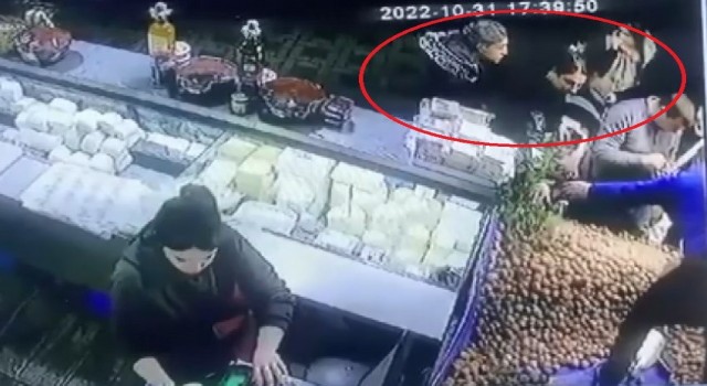 Bebek arabasını kullanarak pazarda hırsızlık yaptılar