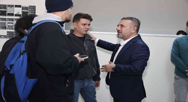Belediye başkanı, öğrencilerin derslerine yardım ediyor
