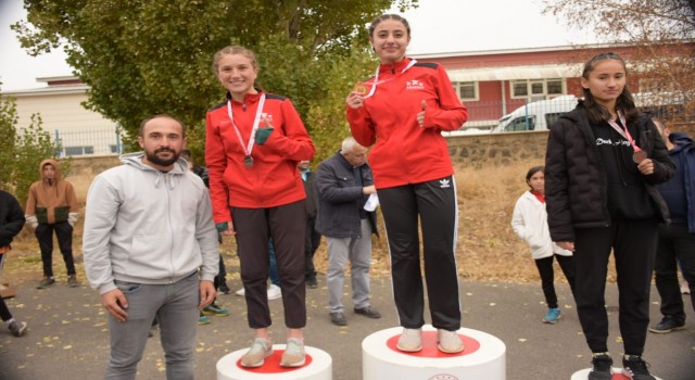 Belediye kros takımı Karsı başarıyla temsil etti