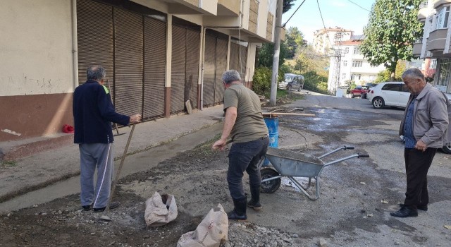 Belediyeden hizmet gelmeyince mahalleli kendi yolunu kendi yapıyor