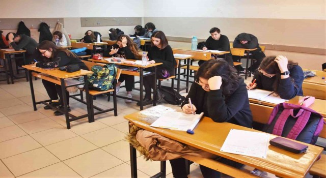 Belediyeden üniversite adaylarına ücretsiz deneme sınavı