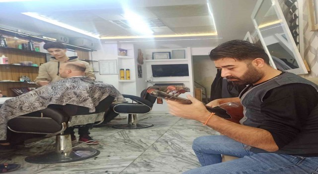 Berberde sazlı tıraş keyfi