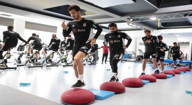 Beşiktaş günün ilk idmanını tamamladı