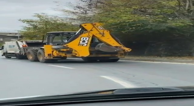 Beşiktaşta çöp kamyonu arıza yaptı, iş makinası iterek götürdü